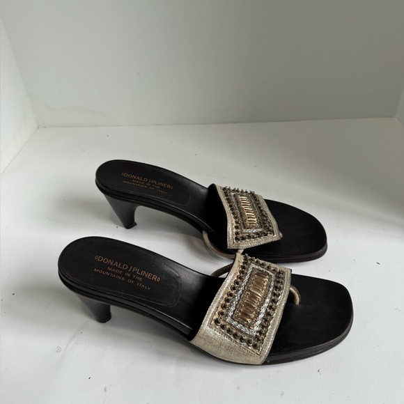 Donald J. Pliner Tatum 2 Beaded Metallic Sandals. Size 9 - Picture 8 of 15